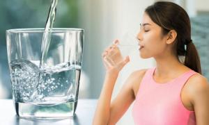 Uống nước vô tội vạ phá hủy sức khỏe, cần bỏ ngay trước khi quá muộn
