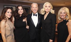 Ông Biden và mối quan hệ thân tình với các sao Hollywood