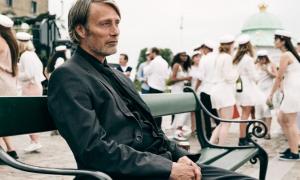 Mads Mikkelsen diễn xuất thần vai thầy giáo say