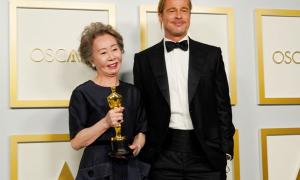 Oscar 2021: Youn Yuh Jung thích thú khi gặp Brad Pitt