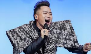 Sau nửa năm gây sốt trên mạng, Tùng Dương lần đầu hát 'Ngày chưa giông bão' ở Nhà hát Lớn