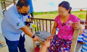 Người phụ nữ bị gián cắn khi ngủ phải đi cấp cứu ở Thái Lan