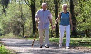 Người già trên 60 tuổi có nên đi bộ không, cần chú ý điều gì?