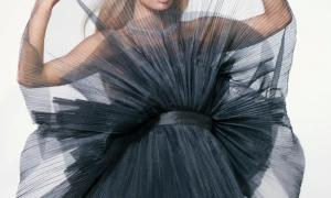 'Nữ hoàng tiệc tùng' Paris Hilton diện váy Lê Thanh Hòa