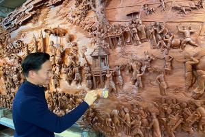 Phía sau bức tranh gỗ ‘Vinh quy bái tổ’ vừa lập 2 kỷ lục Việt Nam