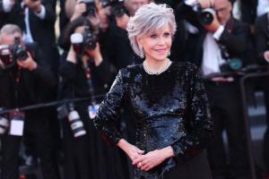 Phạm Băng Băng hóa 'thiên nga đen' ở thảm đỏ bế mạc Cannes