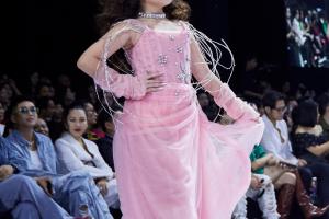Mẫu nhí Emily Huỳnh catwalk cùng Quán quân The New Mentor Lê Thu Trang